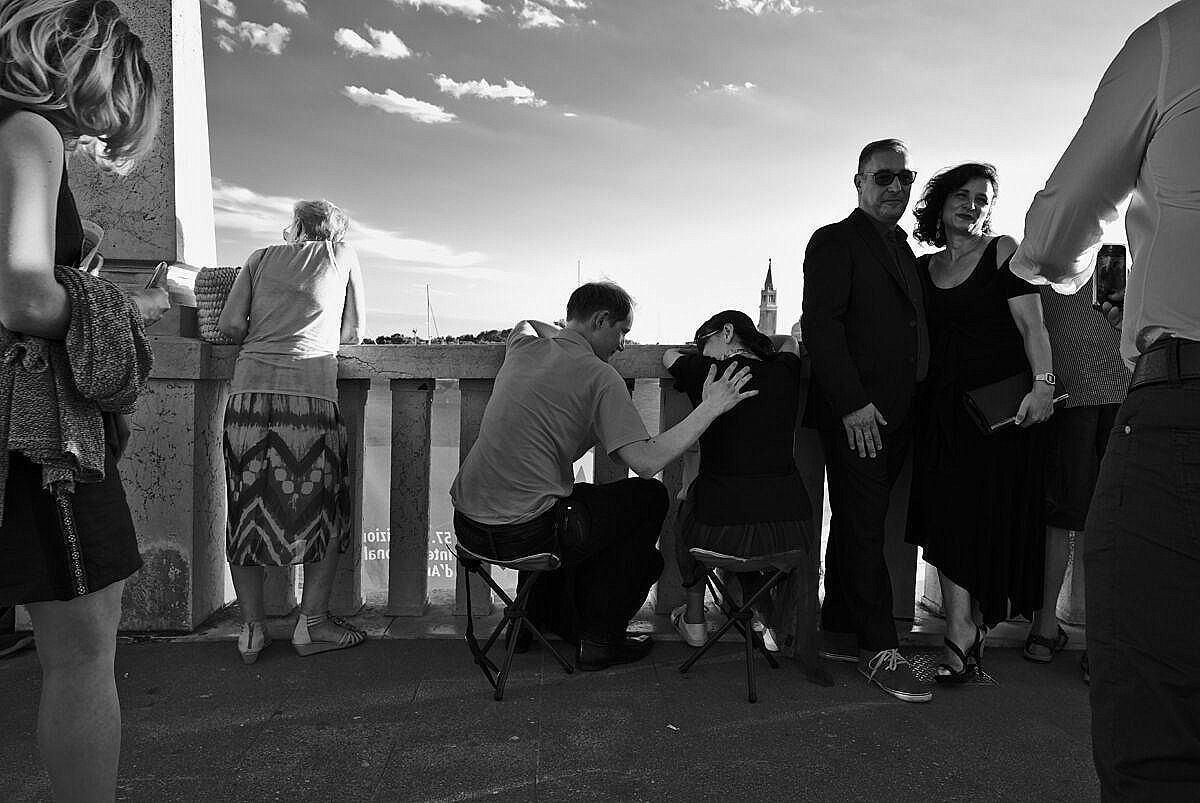 Several groups of people on a bridge before the Redentore Feast fireworks